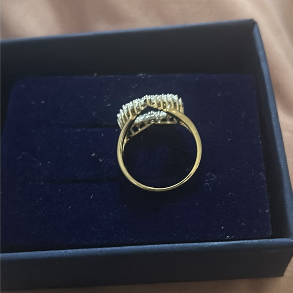 Elegant Gold Ring with Sparkling Accents